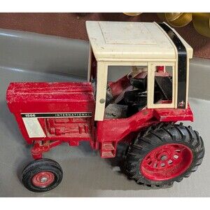 1976 ERTL International Harvester 1586 Tractor 1:16 Die-Cast Metal